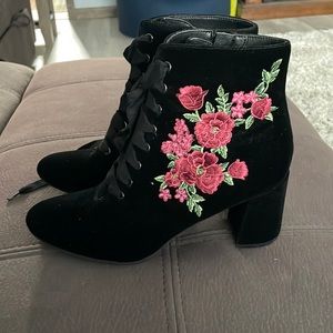 ISAAC MIZRAHI NWOT Black with Flower Design Velour Style Heeled Booties Size 9